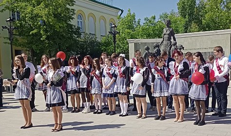 В школах Оренбурга прозвенели последние звонки